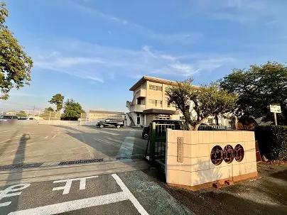 徒歩18分。学校のHPでは、学校生活の様子が写真付きで定期的に紹介されています。