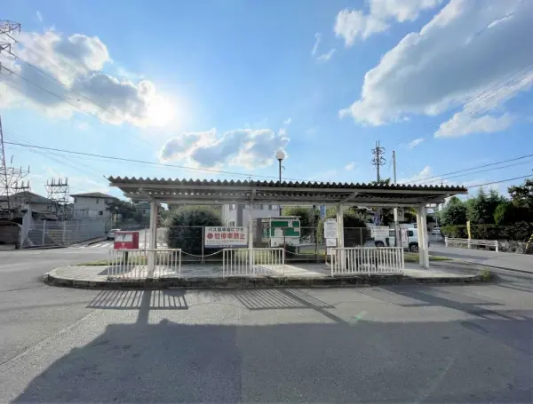 千代ヶ丘二丁目停まで約6分です。
近鉄学園前駅までバス乗車8分の立地となっております。