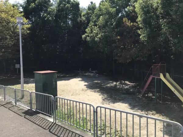 さんかく公園まで徒歩10分(約800ｍ)滑り台や砂場のある公園です。木々が豊富に植えられています。