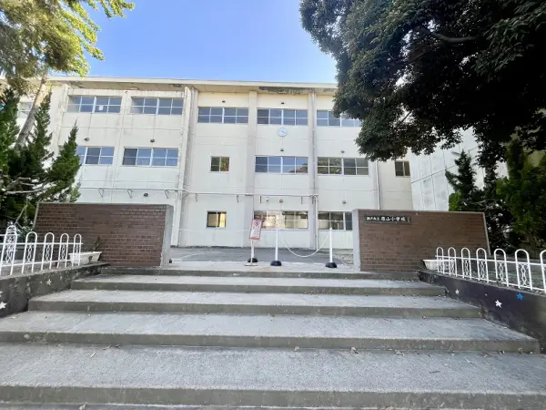徒歩7分。2025年度をもって閉校予定。2026年4月に瀬戸市立原山小学校を含む3つの小学校が統合。
