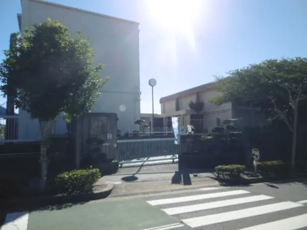 木津小学校まで徒歩約6分