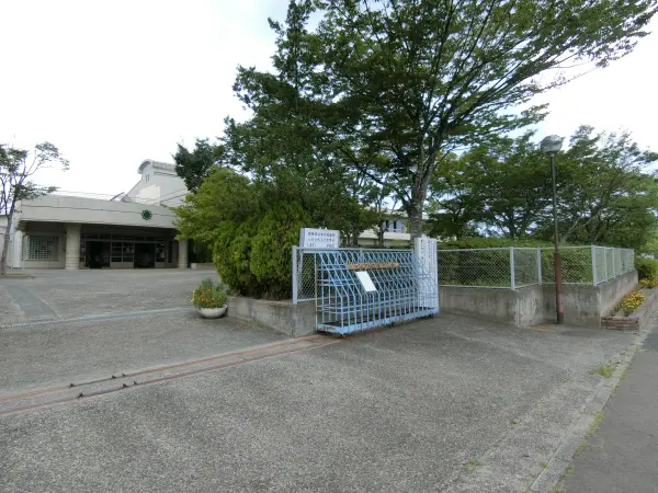 学校教育目標　「夢を持ち，あたたかい心で　かしこく　たくましく　生きる子どもの育成」