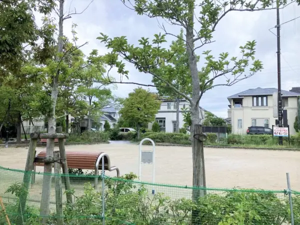 精華台五丁目たまき公園まで徒歩2分です。
お子さまを連れてのお出かけもしていただきやすい距離です。