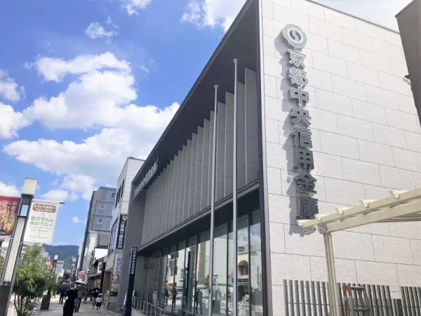 京都中央信用金庫奈良店まで徒歩2分です。
徒歩5分圏内に、他金融機関もございます。