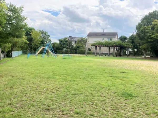 兜台3号公園まで徒歩4分です。
お子さまを連れてのお出かけもしていただきやすい距離です。