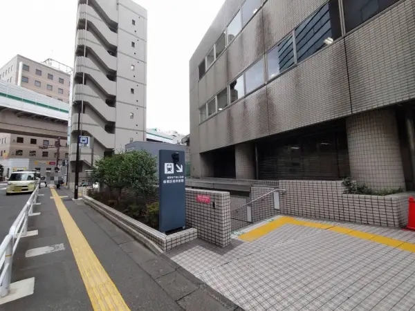 徒歩13分。「目黒」駅で東急目黒線・新横浜線と直通運転が行われている路線。急行停車駅。