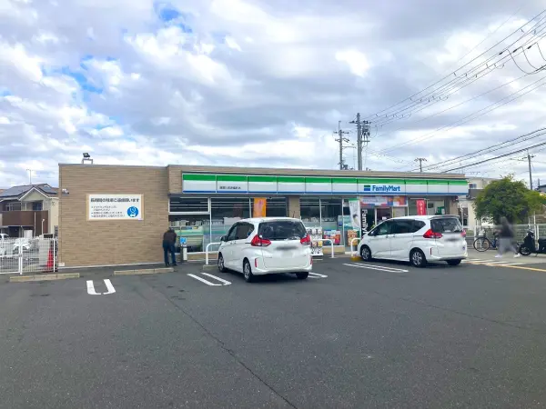 ファミリーマート 寝屋川黒原橘町店まで徒歩5分(約400m)