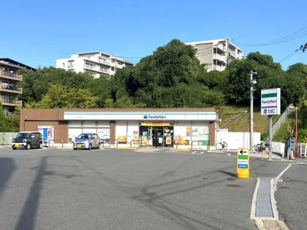 ファミリーマート奈良鶴舞西店まで徒歩2分です。
急なお買い物にも助かる距離です。