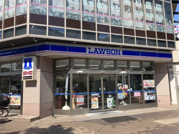 徒歩2分。24時間営業です。何かちょこっと買い出しに行きたいとき気軽に立ち寄れる距離にあります。