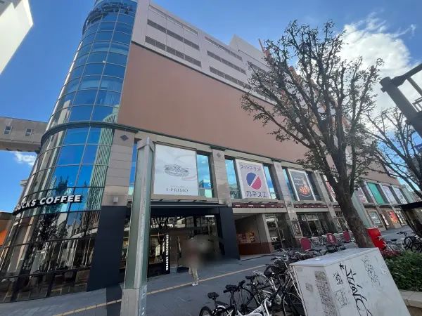 徒歩約10分。スーパー・衣料品店・書店・美容室・飲食店など、様々な店舗が入っています。