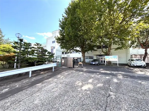 学校教育目標　失敗しても挑戦し続け、仲間と共に壁を乗り越える児童の育成