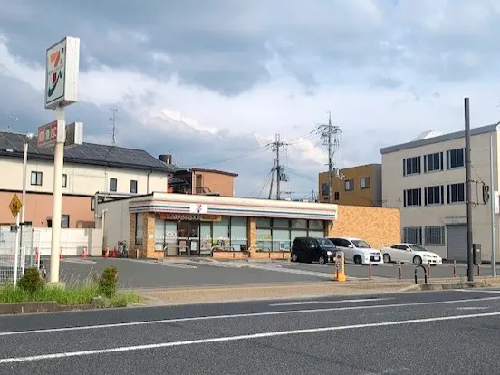 セブンイレブン奈良西木辻町店まで徒歩7分です。
徒歩でもアクセスしていただきやすい距離です。