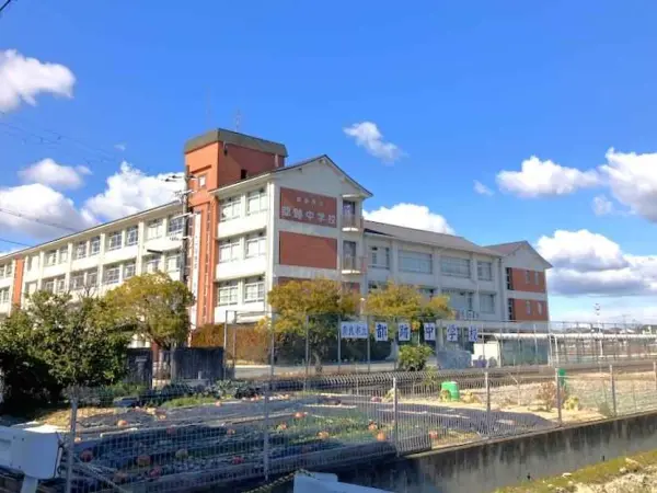 都跡中学校まで徒歩7分です。
毎日のお子さまの通学もしていただきやすい距離となっております。