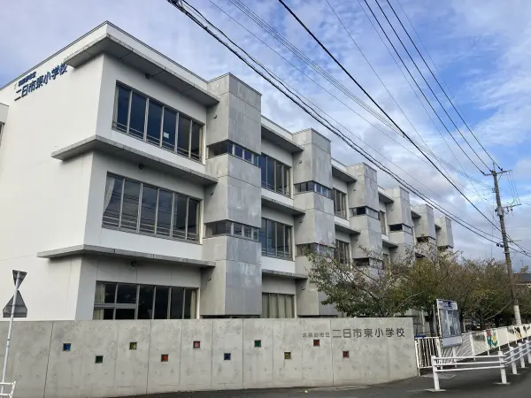 徒歩9分。毎日の通学も負担が少なくすみそうな距離です。学校HPでは、学校だよりなどを閲覧できます。