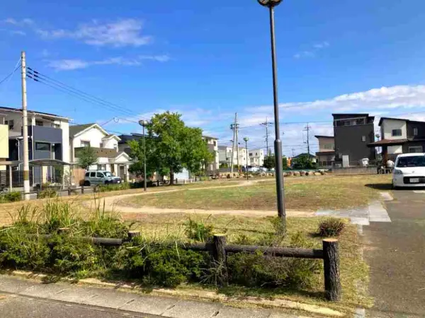 山崎公園まで徒歩3分です。
お子さまを連れてのお出かけもしていただきやすい距離となっております。