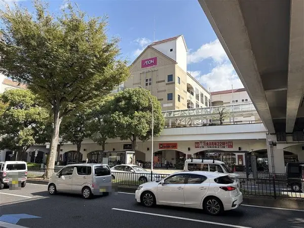 徒歩11分。スーパー、ドラッグストア、雑貨店、飲食店などが入っています。