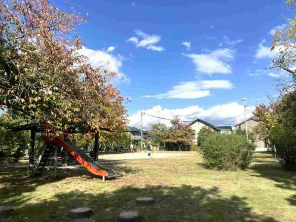 西登美ヶ丘西街区公園まで徒歩5分です。お子さまを連れてのお出かけもしていただきやすい距離です。