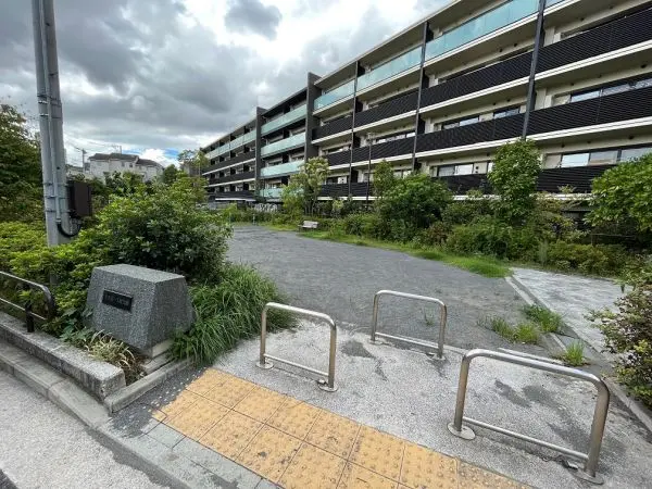 徒歩1分。マンション南東側にある公園です。鉄棒や砂場、水飲み場、ベンチなどが設置。