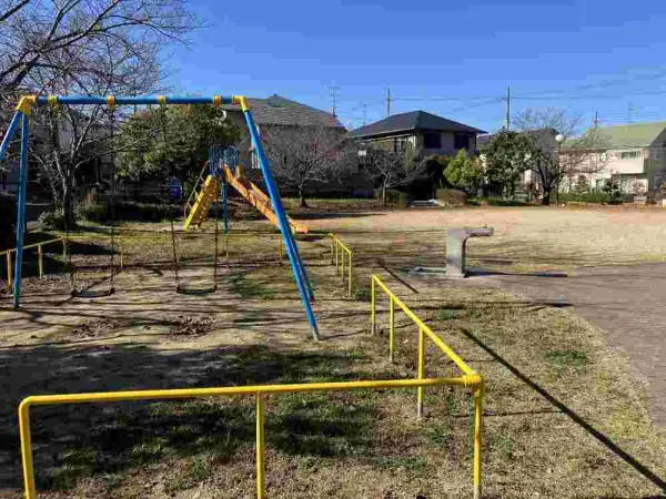 すずめだに公園まで徒歩2分です。小さなお子さまを連れてのお出かけもしていただきやすい距離です。