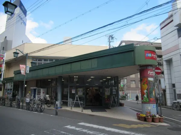 徒歩2分。営業時間9:30～21:00。徒歩や自転車で気軽に行ける距離です。