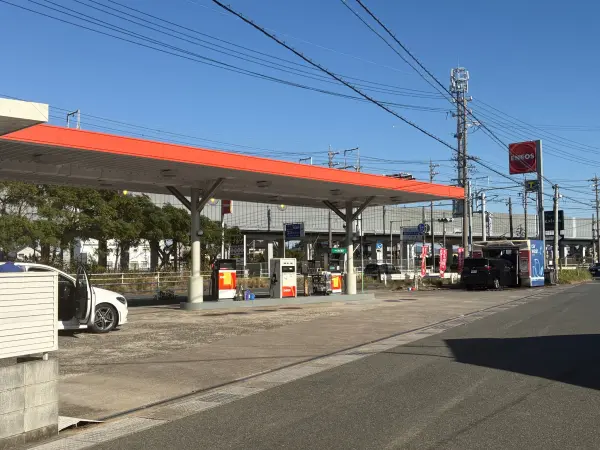 徒歩1分。営業時間は月曜日～土曜日7:30～19:30、祝日8:00～19:00。