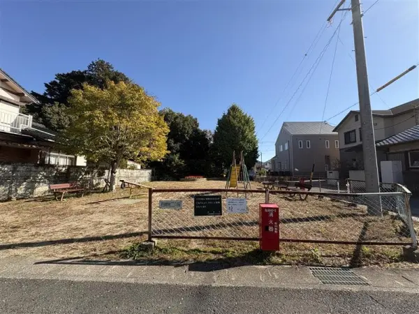 徒歩1分。小さなお子様とも気軽に遊びに行ける距離です。シーソーや滑り台、鉄棒が設置されています。