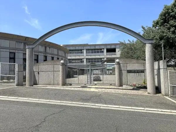 旭ケ丘小学校まで徒歩７分の立地です。毎日のお子さまの通学もしていただきやすい距離となっております。