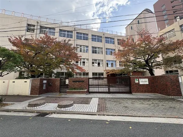 徒歩3分。低学年のお子様も通学の負担が少なくすみそうな距離です。