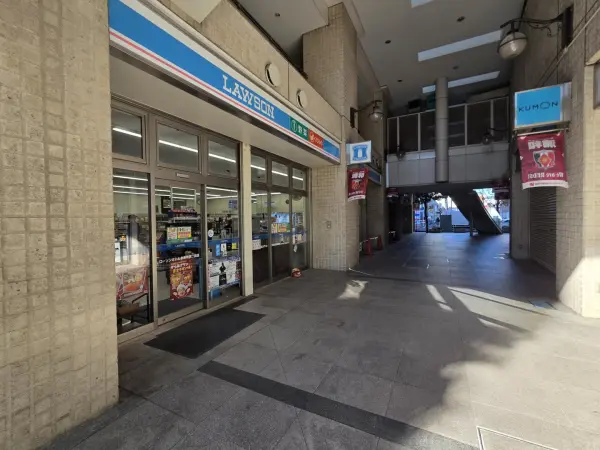 徒歩1分/24時間営業。ライオンズマンションコスタ・タワー浦和の1階にあります。