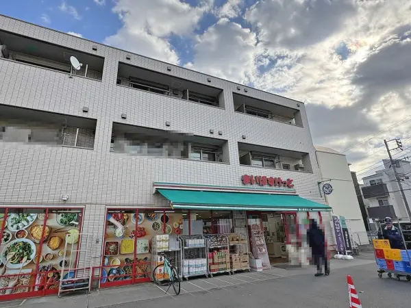 徒歩3分。生鮮食品や加工食品、お惣菜など、豊富な品揃えで日々の食卓を支えてくれます。