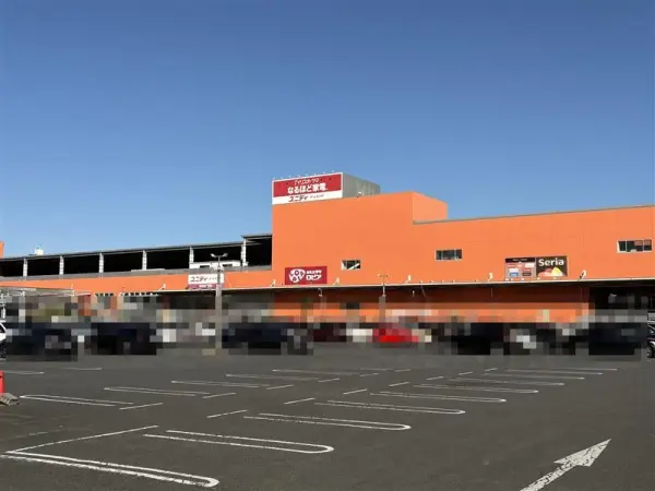 徒歩2分。営業時間は10:00～20:00。肉・魚・野菜などの生鮮食品、お酒等の取扱いあり。