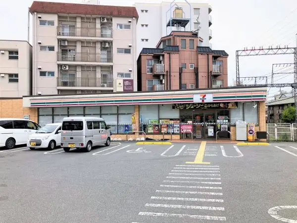 セブンイレブン奈良西大寺本町店まで徒歩１分です。徒歩１０分圏内に駅、ドラッグストア等がある立地です。