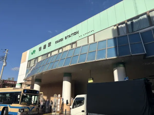 徒歩21分。東神奈川、町田・八王子方面へアクセス可。駅構内にはエレベーターやエスカレーターが設置。