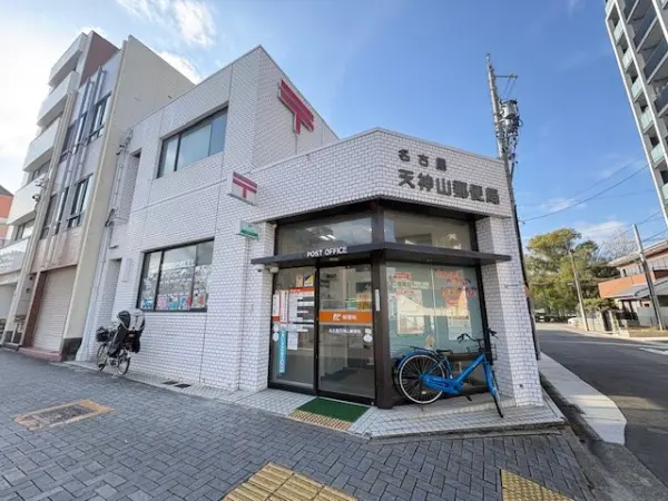 徒歩2分。郵便・貯金・保険窓口、ATMがあります。窓口営業時間は平日9:00~17:00