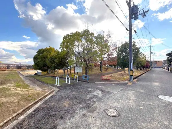 5号公園まで徒歩4分です。小さなお子さまを連れてのお出かけもしていただきやすい距離です。