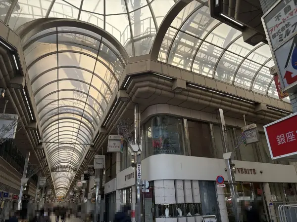 徒歩13分。東急目黒線「武蔵小山」駅からすぐ、全長800mと東京で最も長いアーケード商店街。