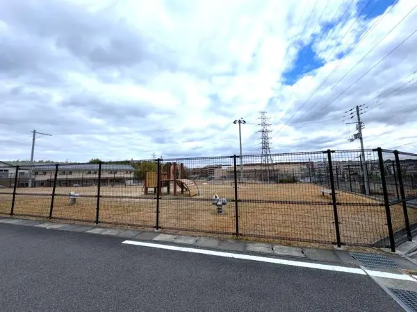 北登美ヶ丘第7号街区公園まで徒歩2分です。小さなお子さまを連れてお出かけしていただきやすい距離です。