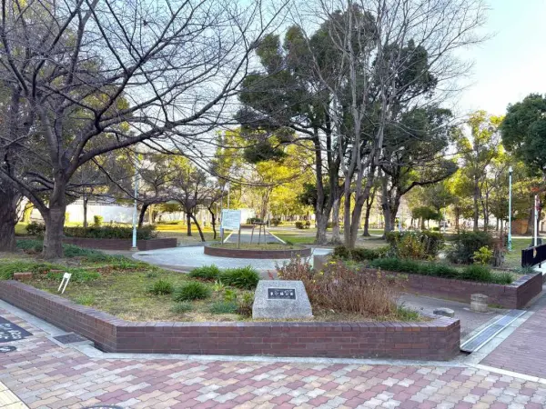 東小橋公園まで徒歩3分です。小さなお子さまを連れてのお出かけもしていただきやすい距離です。
