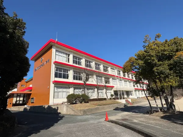 徒歩17分。1872年9月創立の小学校です。