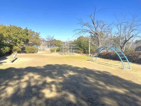 久美ヶ丘中央公園まで徒歩1分です。小さなお子さまを連れてお出かけしていただきやすい距離です