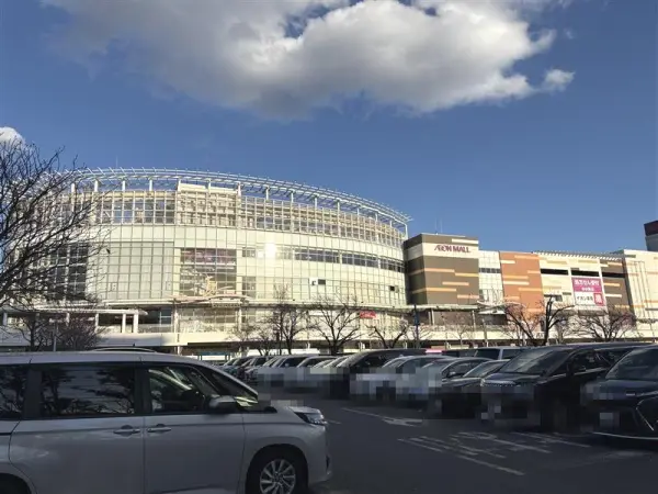 徒歩9分。営業時間は店舗により異なります。