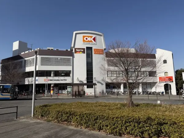 徒歩2分。8時半～21時半営業。駐車場738台。生鮮食品、日用品、お酒等の取扱い。