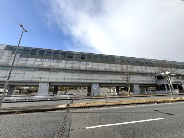 大阪モノレール彩都線阪大病院前駅:徒歩7分(約560m)