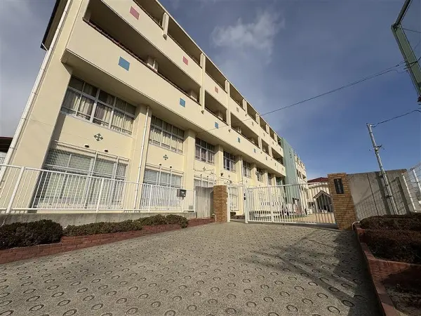 ＊2階建ての4LDK・南東向き・角地＊15.5帖のLDK＊2駅利用可の立地＊