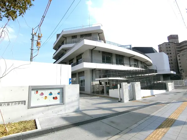 学校教育目標　社会性を身に付け　豊かに　たくましく生き抜く力をはぐくむ