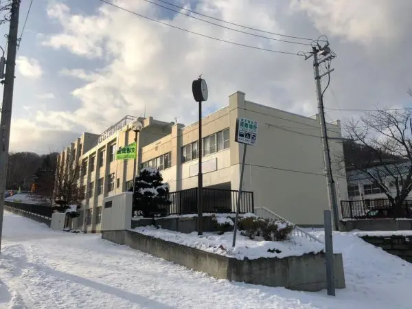 三角山小学校まで徒歩約11分