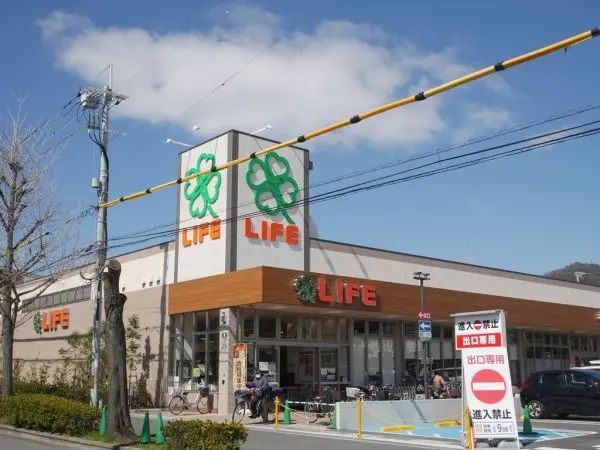 徒歩10分。食料品・お酒・日用品の取り扱いがあり、ATMやリサイクルBOXなどの設備があります。