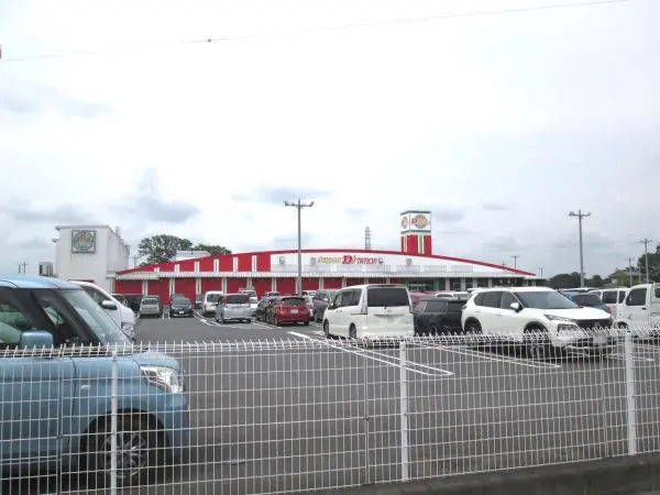 パチンコ627台　スロット351台
駐車場737台 /営業時間/10:00～22:45 