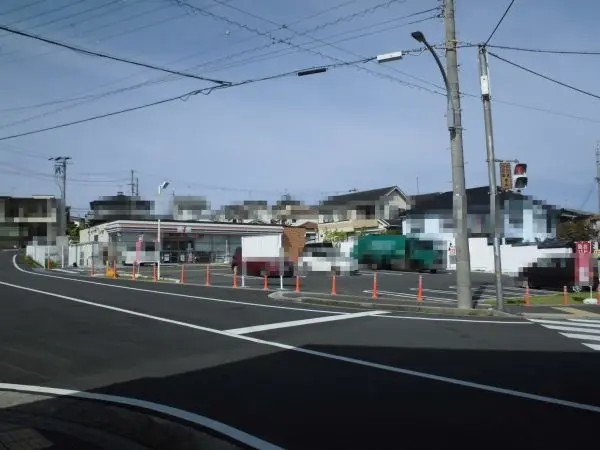 ちょっとしたお買い物はもちろん、ATMの利用や荷物の発送などもできます。駐車場がございます。