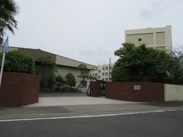 徒歩10分。HPに学校生活の様子が写真付きで紹介されています。